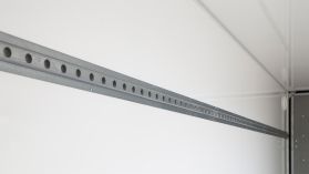 Befestigungsschienen für den Anhänger an der rechten Wand